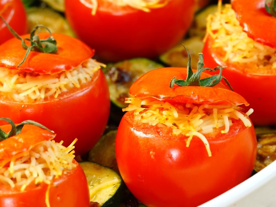 Gebackene Tomaten mit Nudelfüllung – Hier leben