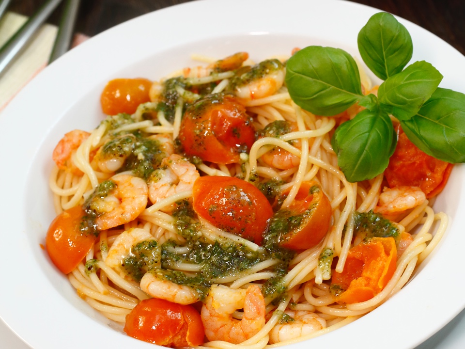 Spaghetti mit Basilikumpesto und Garnelen – Hier leben