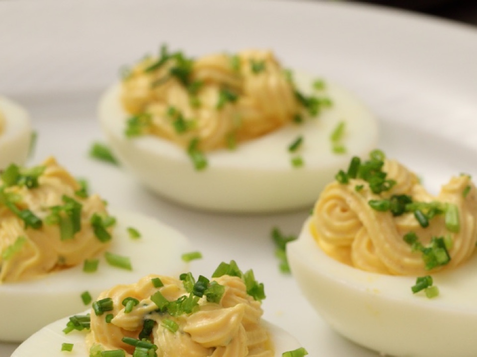 Gefüllte Eier mit Schnittlauch-Senf-Creme – Hier leben