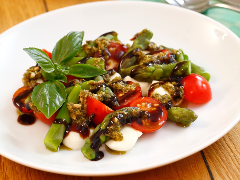 Grüner Spargel mit Mozzarella und Pesto – Hier leben