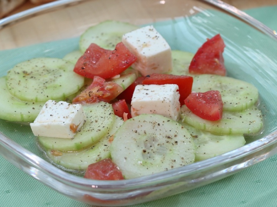 Gurken-Tomaten-Salat mit Feta – Hier leben