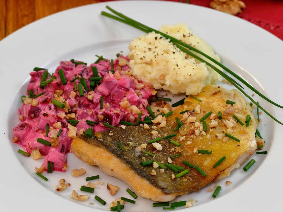 Karpfenfilet mit Rote-Bete-Salat und Meerrettichdressing – Hier leben