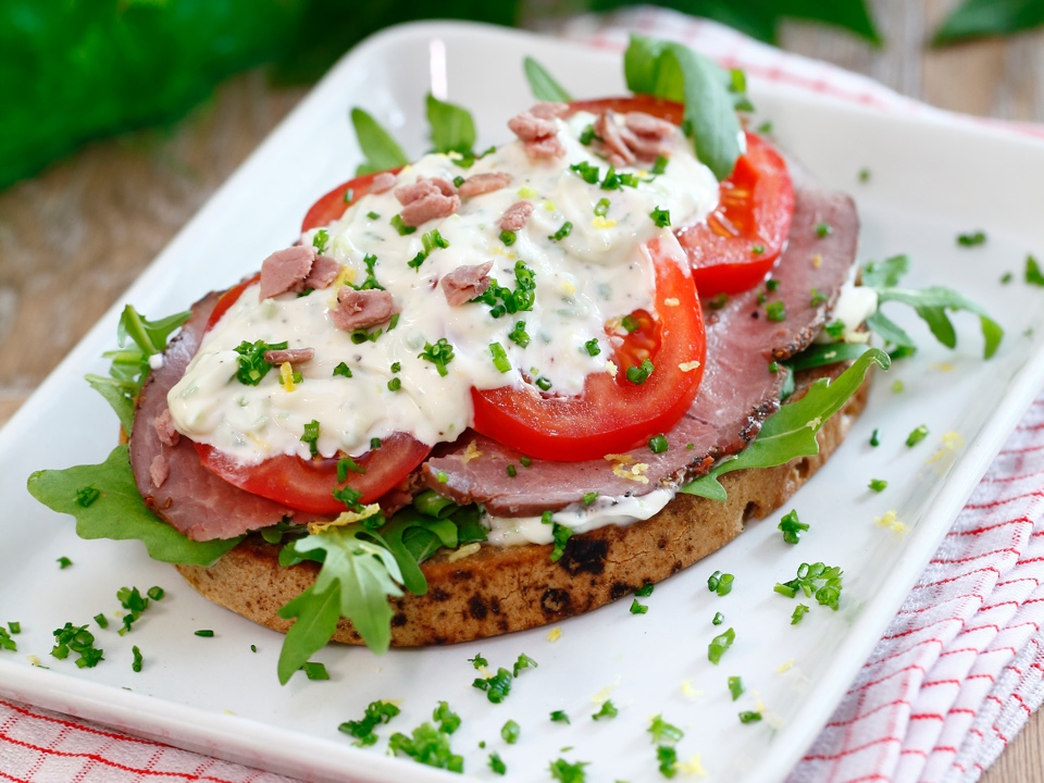 Roastbeef-Tomaten-Sandwich mit Schnittlauch-Mayo – Hier leben