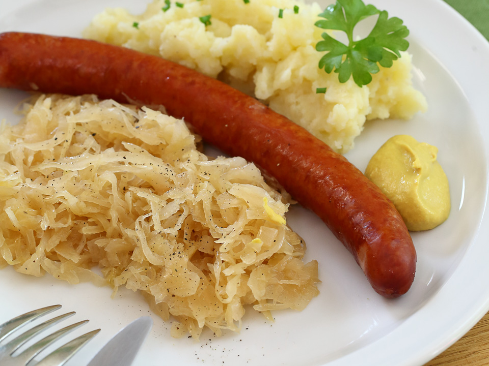 Kohlwurst auf Sauerkraut mit Birnen – Hier leben