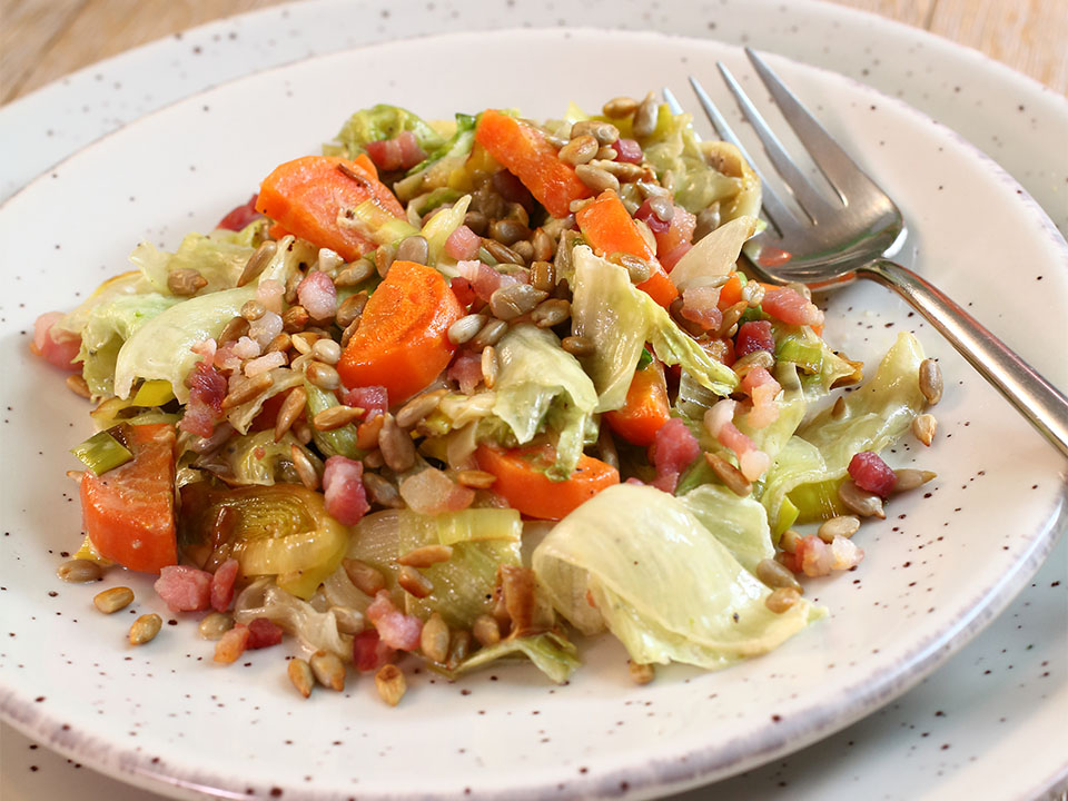 Geschmorter Salat mit Porree und Möhre – Hier leben