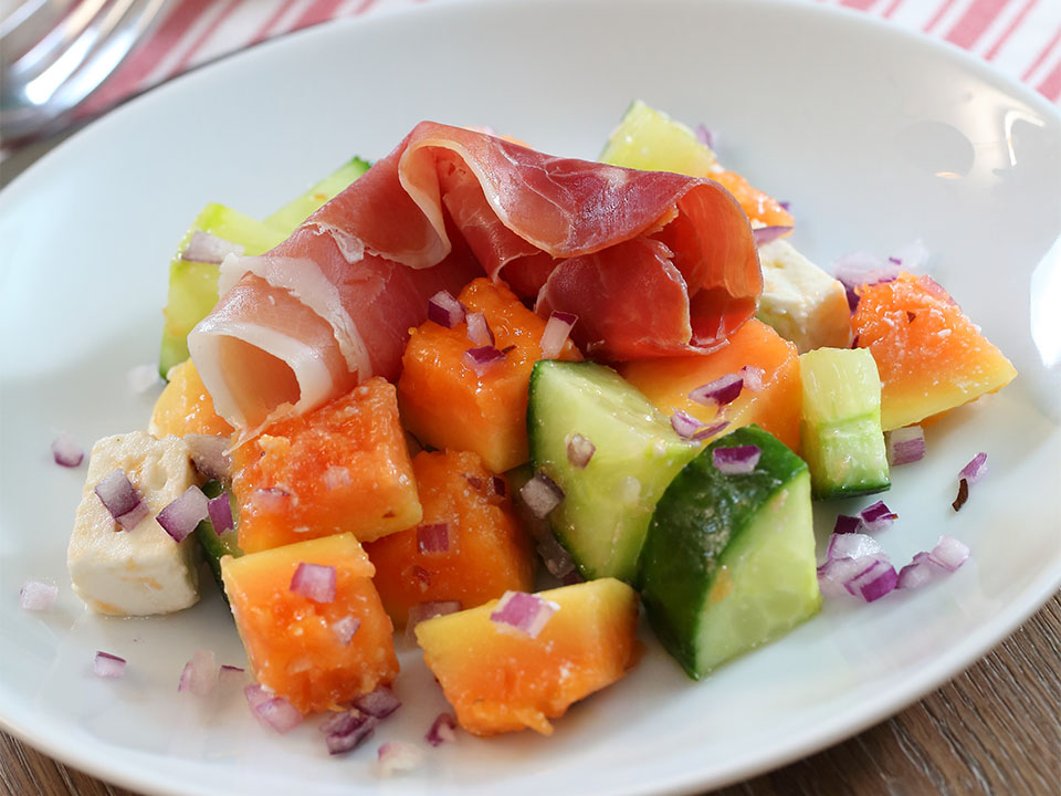 Papaya-Gurken-Salat mit Serranoschinken - Hier leben