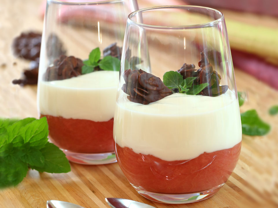 Rhabarber-Joghurt-Dessert mit Mandelcrossies – Hier leben